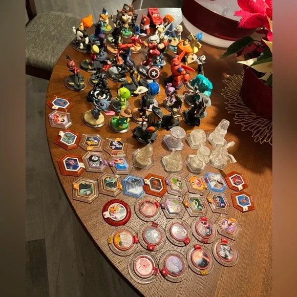 Disney infinity lot of 78 pieces